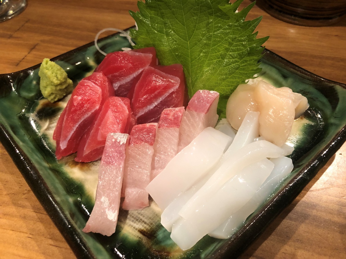 宮崎市ニシタチ中央通り、17:00から営業の居酒屋/料理屋、まめ皿の店みっちゃんの刺身