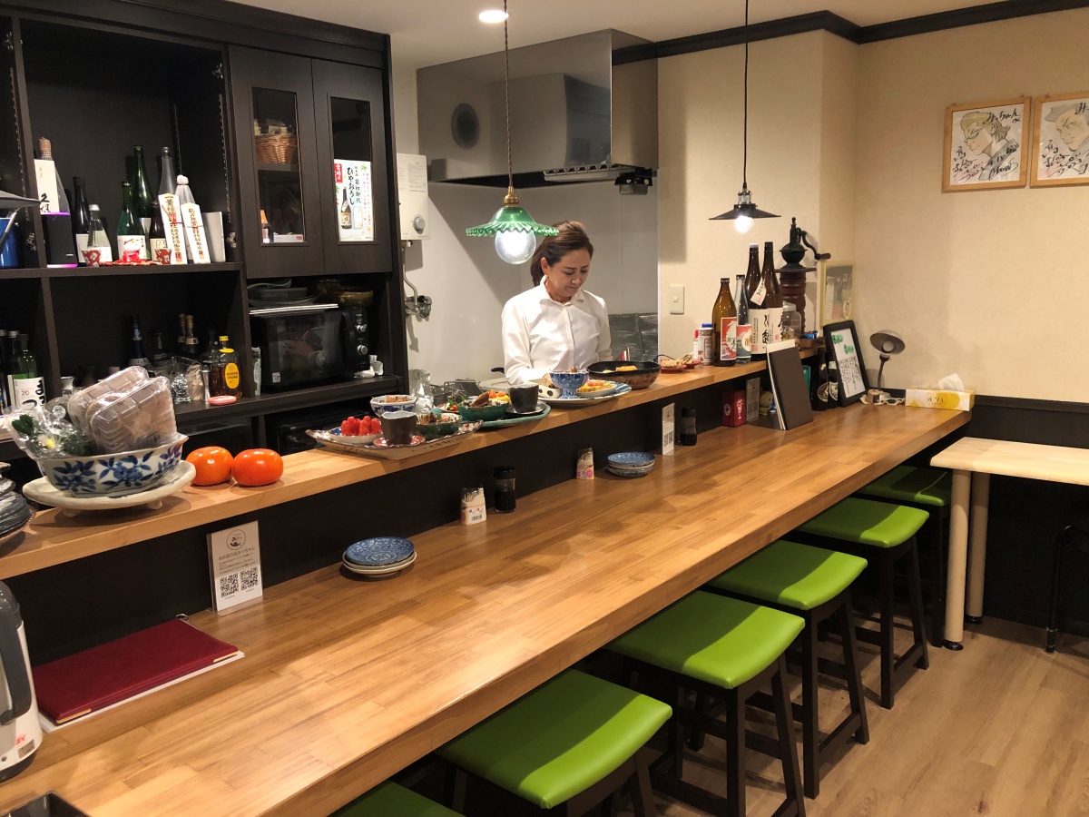 宮崎市ニシタチ中央通り、17:00から営業の居酒屋/料理屋、まめ皿の店みっちゃんのカウンター